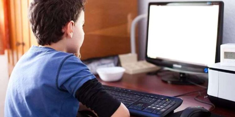 Miyop ekran bağımlılığı ile küçük yaşlara kadar indi!