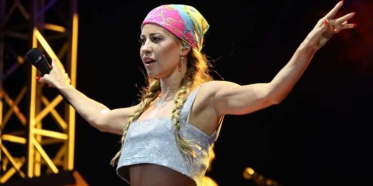 Derya Uluğ konser öncesi fenalaştı!