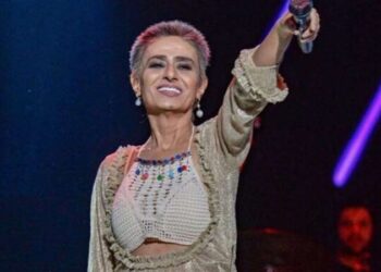 Yıldız Tilbe sahnede peruğunu çıkardı: ‘Takınca 35 oluyorum’