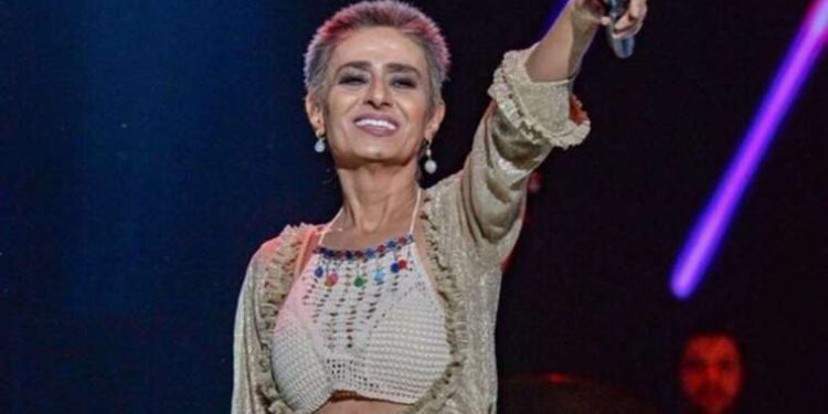 Yıldız Tilbe sahnede peruğunu çıkardı: ‘Takınca 35 oluyorum’