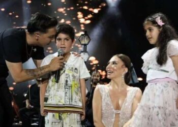 Çocuklarıyla sahnede buluştu