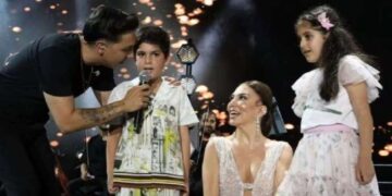 Çocuklarıyla sahnede buluştu