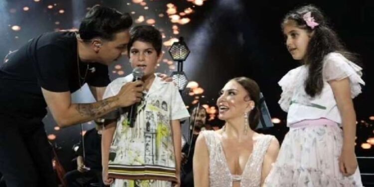 Çocuklarıyla sahnede buluştu