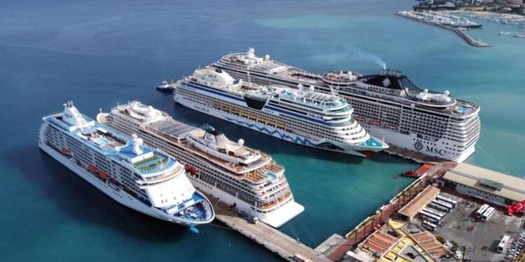 Kuşadası kruvaziyerlerle 9 bin 70 turist geldi