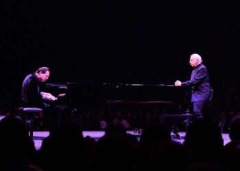 Usta isimler önceki akşam ENKA Açıkhava Tiyatrosu’ndaydı: Nâzım Hikmet, Say, Erkal ve yağmur...