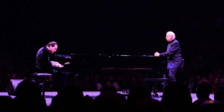 Usta isimler önceki akşam ENKA Açıkhava Tiyatrosu’ndaydı: Nâzım Hikmet, Say, Erkal ve yağmur...