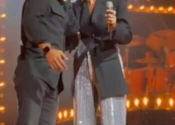 Konserde romantik anlar! Sıla Gençoğlu, sahneye gelen İlker Kaleli'yi dudağından öptü