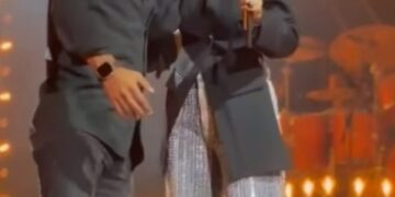 Konserde romantik anlar! Sıla Gençoğlu, sahneye gelen İlker Kaleli'yi dudağından öptü