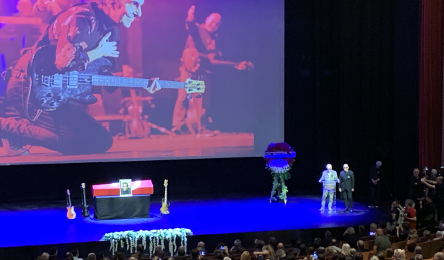 MFÖ, 52 yıllık dostları Özkan Uğur'a sahnede veda etti: Özkanım hoşça kal