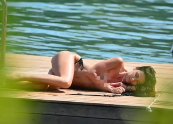 Nesrin Cavadzade, kimseyi umursamamadan bikini üstünü çıkarıp plajda güneşlendi