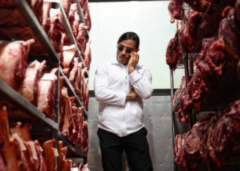 Nusret, gelen tepkilerin ardından Londra'daki restoranında fiyatları düşürdü