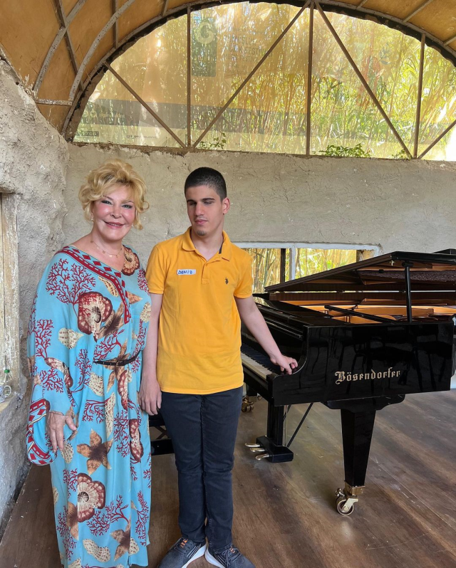 Piyanodaki yeteneğiyle hayran bırakan görme engelli müzisyen Hasan Deniz Örak'ın başarısı ülke sınırlarını aşıyor