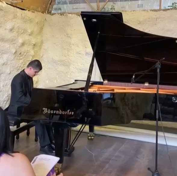 Piyanodaki yeteneğiyle hayran bırakan görme engelli müzisyen Hasan Deniz Örak'ın başarısı ülke sınırlarını aşıyor