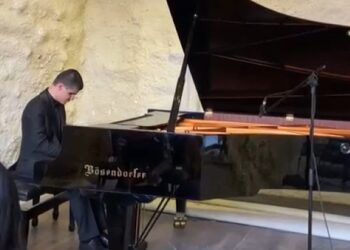 Piyanodaki yeteneğiyle hayran bırakan görme engelli müzisyen Hasan Deniz Örak'ın başarısı ülke sınırlarını aşıyor