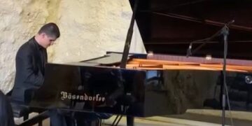 Piyanodaki yeteneğiyle hayran bırakan görme engelli müzisyen Hasan Deniz Örak'ın başarısı ülke sınırlarını aşıyor