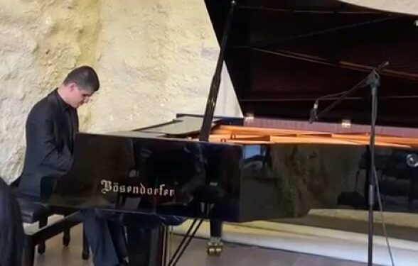 Piyanodaki yeteneğiyle hayran bırakan görme engelli müzisyen Hasan Deniz Örak'ın başarısı ülke sınırlarını aşıyor