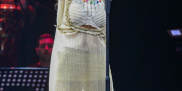 Saçlarını kazıtan Yıldız Tilbe, binlerce hayranının önünde peruğunu çıkardı