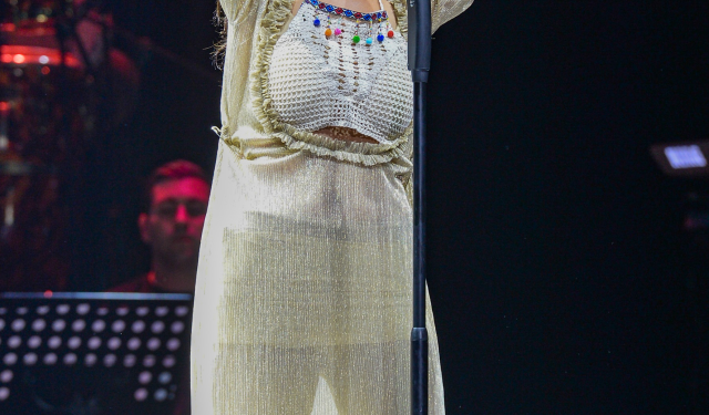 Saçlarını kazıtan Yıldız Tilbe, binlerce hayranının önünde peruğunu çıkardı