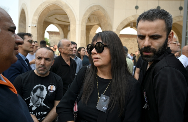 Sanatçı Özkan Uğur için Taksim Camii'nde cenaze namazı kılındı