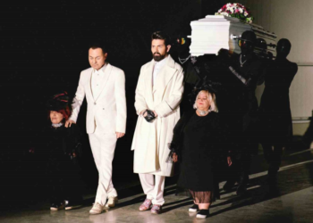 Serdar Ortaç'ın klibinde kullanılan tabut çalındı! Hırsızın notu pes dedirtti: Anı olarak aldım