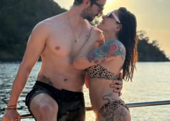 Sevgilisiyle tatile çıkan Melek Mosso'dan aşk dolu pozlar! Ejderha dövmesi kimsenin gözünden kaçmadı