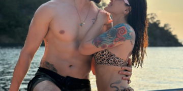 Sevgilisiyle tatile çıkan Melek Mosso'dan aşk dolu pozlar! Ejderha dövmesi kimsenin gözünden kaçmadı