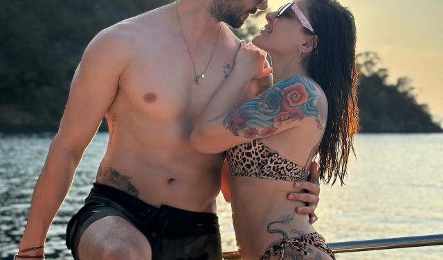 Sevgilisiyle tatile çıkan Melek Mosso'dan aşk dolu pozlar! Ejderha dövmesi kimsenin gözünden kaçmadı