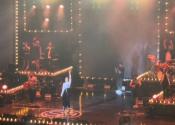 Sıla Gençoğlu, ölümüyle yıkıldığı Özkan Uğur'u konserinde andı