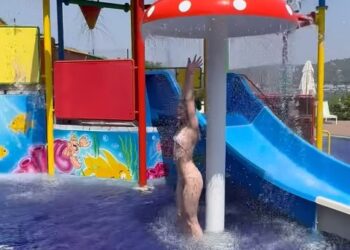 Tanga bikinisiyle çocuk havuzuna giren Aleyna Tilki, dans etti