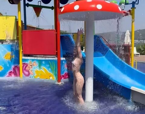 Tanga bikinisiyle çocuk havuzuna giren Aleyna Tilki, dans etti