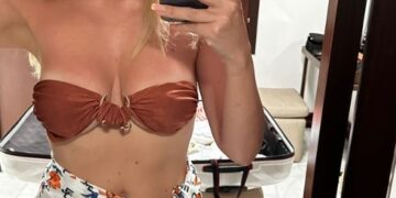 Tatil paylaşımlarına doymayan Hadise, bu sefer de ayna karşısında bikinisiyle poz verdi