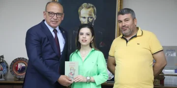 Turgutlulu Öğretmenin İlk Kitabı 'Horoz Şekeri' Okuyucuyla Buluştu