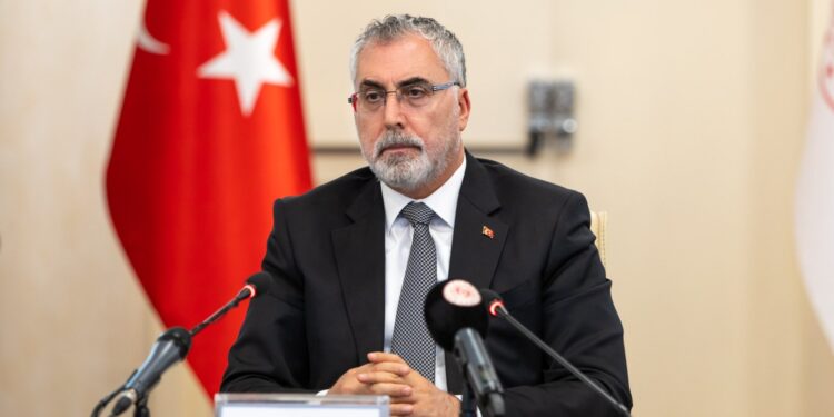 Son Dakika… Bakan Vedat Işıkhan rakam verdi: ‘En düşük memur maaşı 30 bin liranın üzerinde olacak’