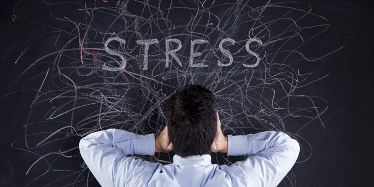 Az paraya çok iş, kalp krizi riskini artırıyor!