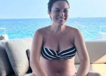 6 aylık hamile Ezgi Mola, karnı burnunda bikinili pozlarını paylaştı