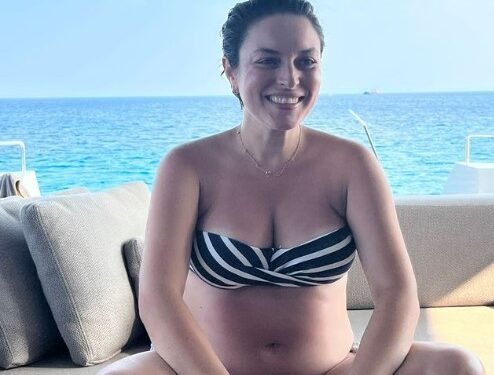 6 aylık hamile Ezgi Mola, karnı burnunda bikinili pozlarını paylaştı