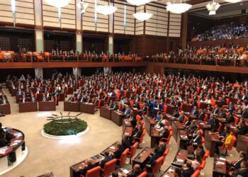 Memur ve emekli zam beklerken iktidar ikramiye ile oyalıyor: Emekçinin gözü Meclis’te