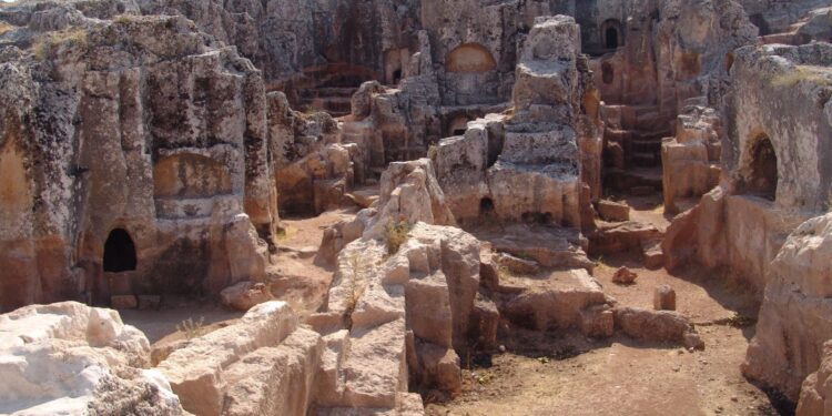 1800 yıllık tarihi eser Perre Antik Kenti’nde yapılan kazı çalışmalarında keşfedildi…