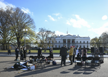 ABD'de bir grup oyuncu ve aktivist Gazze için Beyaz Saray önünde açlık grevi başlattı