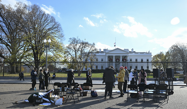 ABD'de bir grup oyuncu ve aktivist Gazze için Beyaz Saray önünde açlık grevi başlattı
