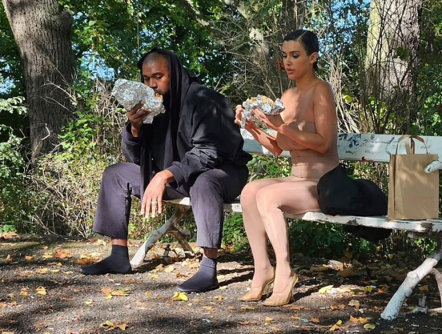 ABD'li Rapçi Kanye West ve eşi, ilginç kıyafetleriyle Türk dönercinin kuyruğunda görüldü