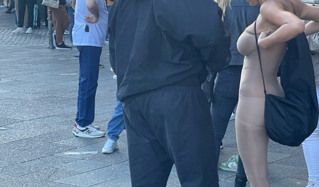 ABD'li Rapçi Kanye West ve eşi, ilginç kıyafetleriyle Türk dönercinin kuyruğunda görüldü