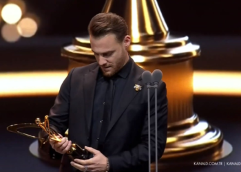 Altın Kelebek'te ödül alan Kerem Bürsin, sahnede konuşamadı
