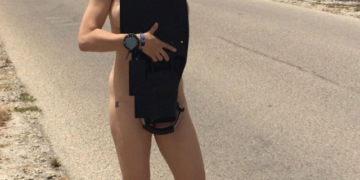 Amerikalı oyuncu Jenny Mollen çırılçıplak soyunup otostop çekti