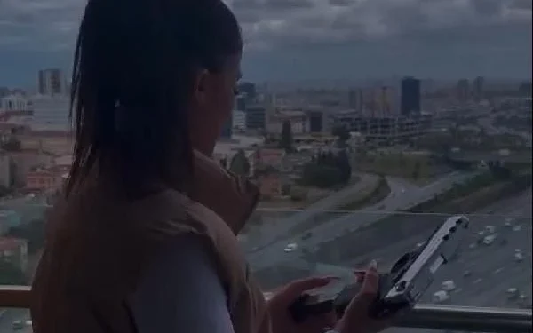 iranlı model, rezidans balkonunda silahla ateş açtı