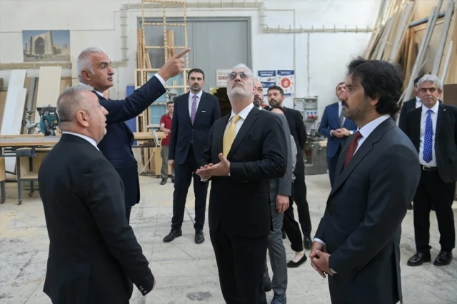 Kültür ve Turizm Bakanı Mehmet Nuri Ersoy, Tamer Karadağlı'nın müdür olduğu Devlet Tiyatroları'nı ziyaret etti