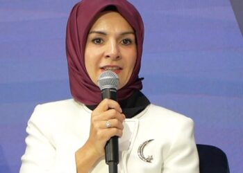 Bakan Göktaş, Zerrin Özer'i ziyaret etti