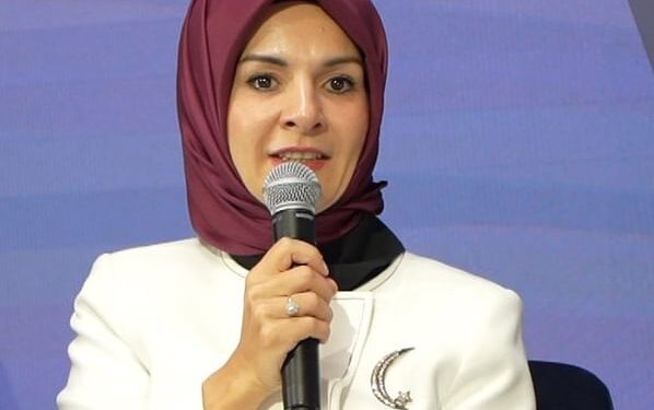 Bakan Göktaş, Zerrin Özer'i ziyaret etti