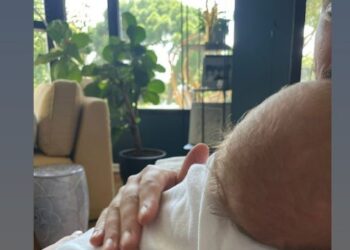 Bebeğini paylaşan çiçeği burnunda anne Aslı Enver'den güldüren sözler: Saçlarım şekil, önümden çekil