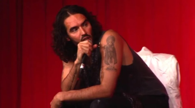 Beş kadın tarafından cinsel tacizle suçlanan İngiliz komedyen Russell Brand'in şakayla bir kadına tecavüz ettiğini söylediği video ortaya çıktı